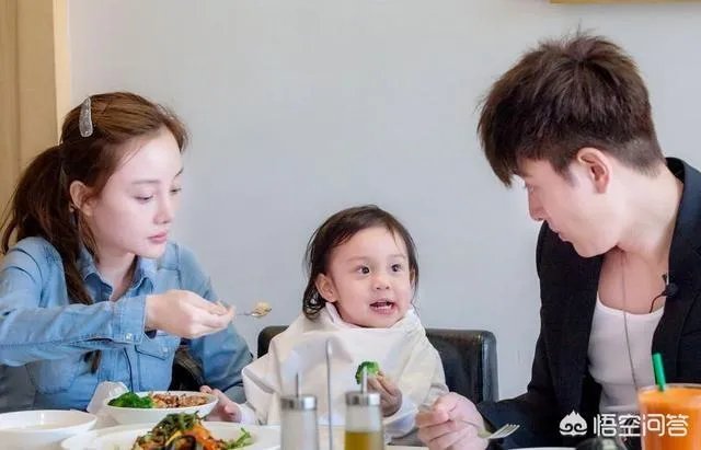 李小璐微博背景墙换成与贾乃亮的婚纱照,两人真的要复合吗?