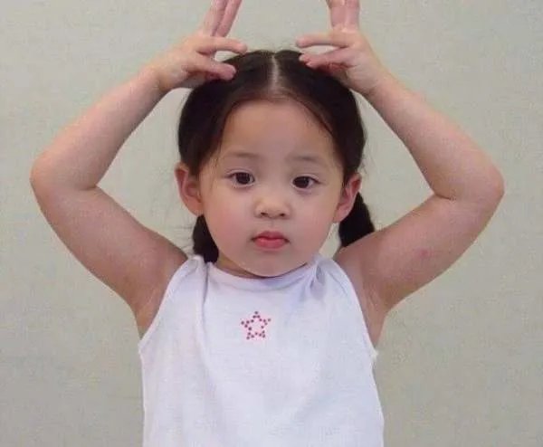 欧阳娜娜童年照够可爱了,宋祖儿的更加惊艳,她们童年时期是什么样?