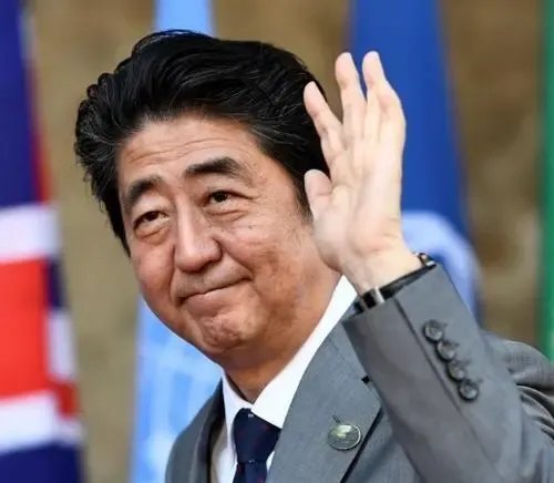 安倍遇刺现场民众前往送花与西瓜,安倍在日本人心中的地位如何?