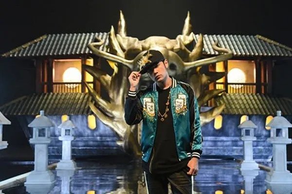 周杰伦上街遇到摊贩放自己歌,最近《说好不哭》有多火?
