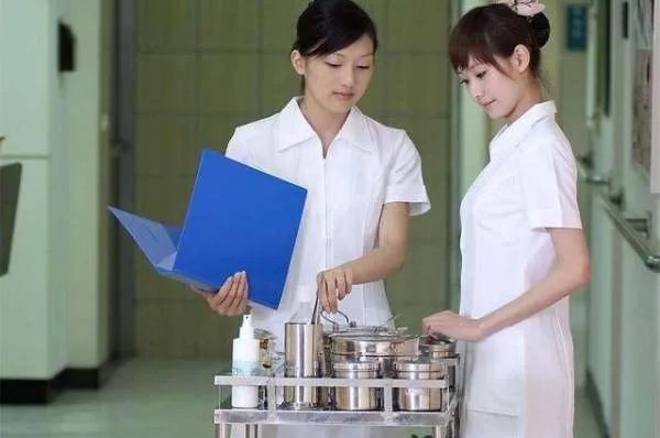 医院门口车祸无人救治,对此现象你怎么看?