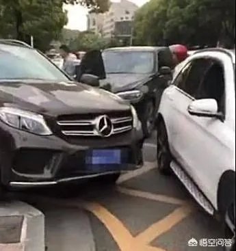 杭宁高速长兴段奔驰车狂飙逼停大巴救下40多人, 你怎么看?