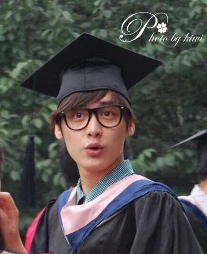 陈瑶晒学士服毕业照素颜清丽可爱,还有哪些明星晒过自己的毕业照,谁的最好看?