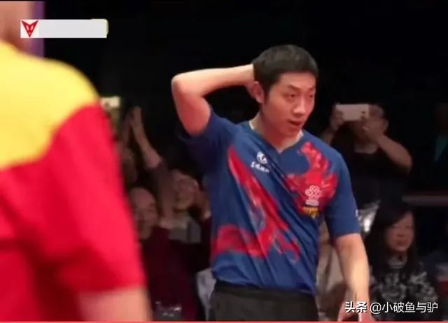 许昕最后一击战胜王楚钦瞬间,为何摸着自己的后脑勺直摇头,如何解读这一举动?