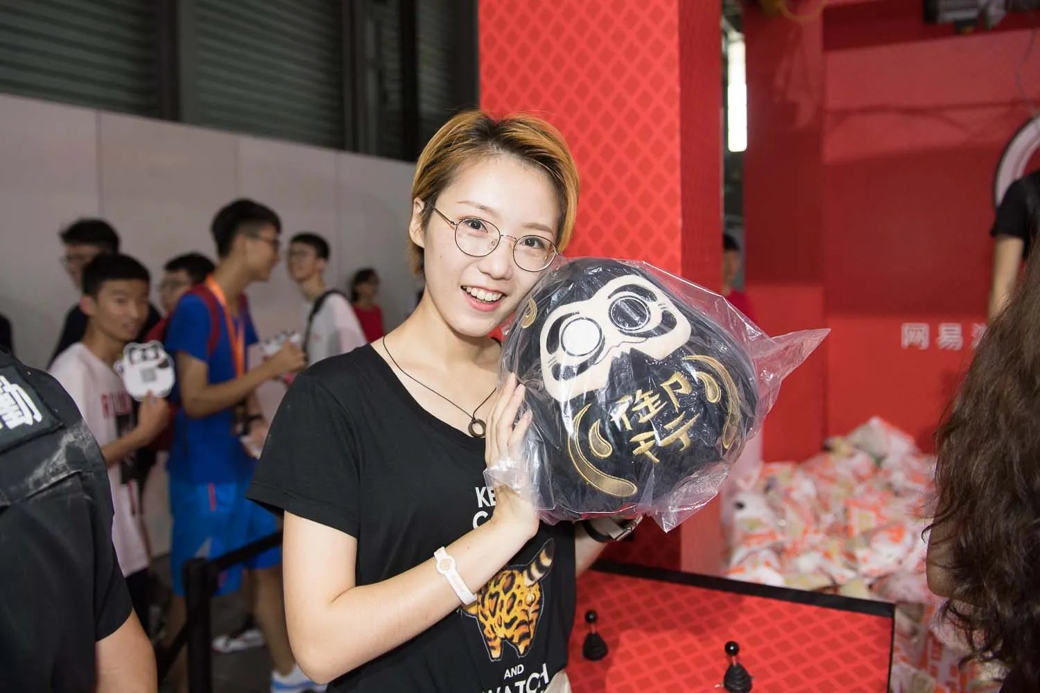 真人娃娃机到底有多好玩？不看SG只求当个娃娃夹走福利