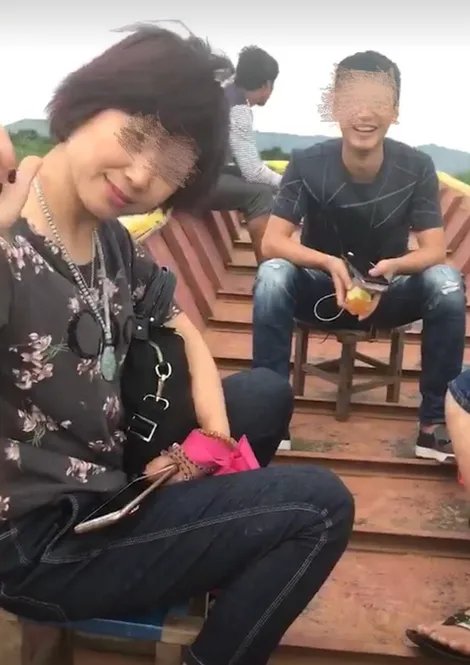 摔断30万玉镯女游客道歉并称一定会赔偿?