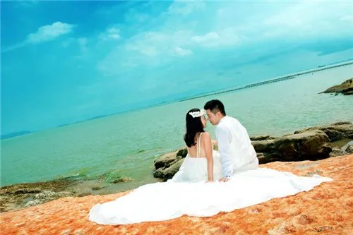 一套婚纱照大概多少钱   拍婚纱照几套衣服合适