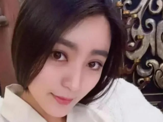 14岁就开始整容成“蛇精脸”,因炫富走红,现在又整成了混血,你怎么看?