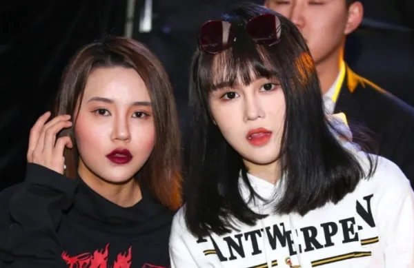赵本山女儿球球直播征婚,为生娃不看钱,亲妈说房车彩礼全倒贴,你怎么看