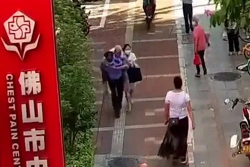 送医途中堵车辅警背老人百米冲刺,如果你遇到这种情况,你会怎么办?