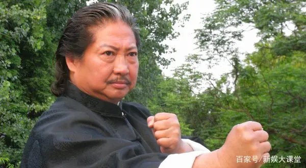 69岁洪金宝近照曝光，唱歌的时候气势很足，他的身体咋样？