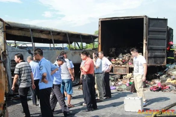 湖南发生严重车祸 货车大巴相撞爆炸仅4人逃出