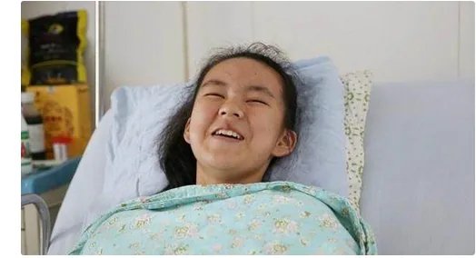 女孩为父挡刀是怎么回事？