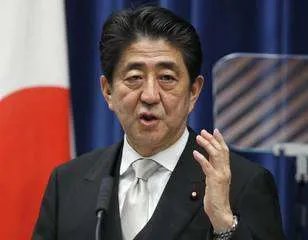 安倍遇刺现场民众前往送花与西瓜,安倍在日本人心中的地位如何?