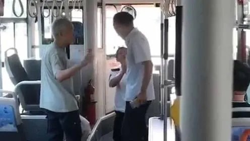 公交司机为什么给乘客下跪道歉?