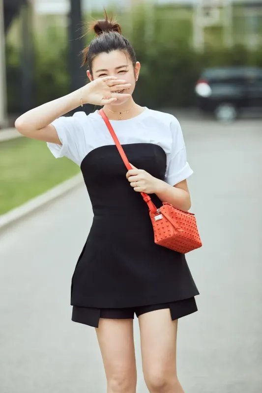 陈妍希戴墨镜现身机场，穿格子短裙减龄显少女，她最近有什么行程安排？