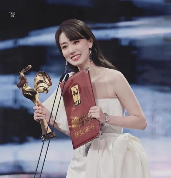 张小斐获金鸡奖最佳女主角，与贾玲深情拥抱，她们之间属于互相成就吗？