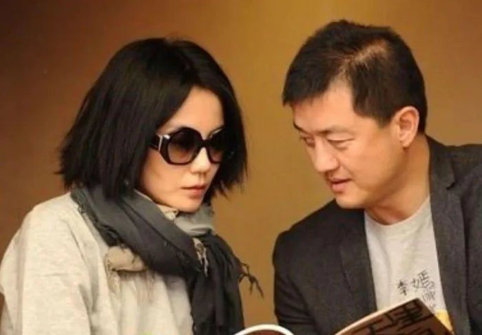 李亚鹏新恋情曝光后被偶遇,穿着休闲状态轻松,另一伴对你有何改变?