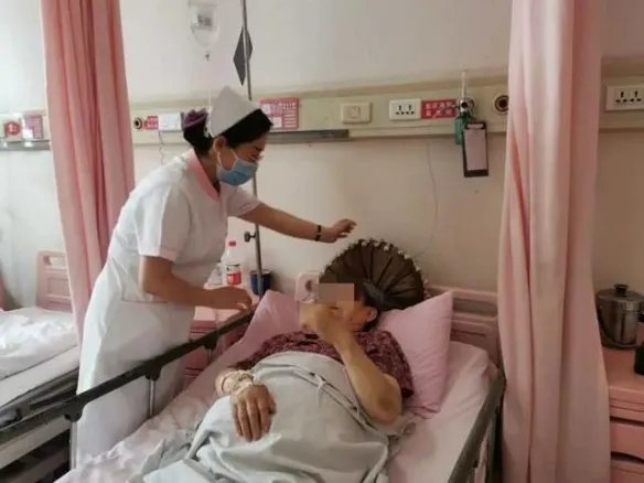 好艰辛!西安一对母女被困电梯 4天3夜喝尿艰难求生