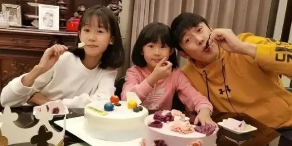 陆毅13岁女儿近照曝光五官精致,更像谁一些?