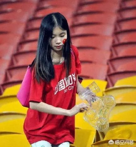 如何评价亚洲杯男足取得首胜后,中国球迷赛后主动清理观众席垃圾的行为?