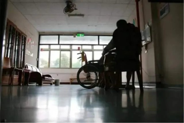 保姆虐打85岁老人辩称是闹着玩，为啥保姆会虐待老人？