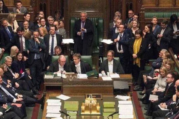 就目前的脱离欧洲联盟事宜,英国政府和反对党各自有了什么策略?