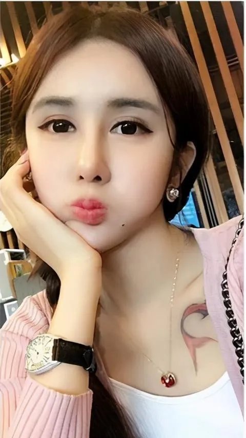 14岁就开始整容成“蛇精脸”,因炫富走红,现在又整成了混血,你怎么看?