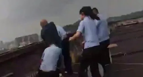 女子跳楼被警察拽回是怎么回事？