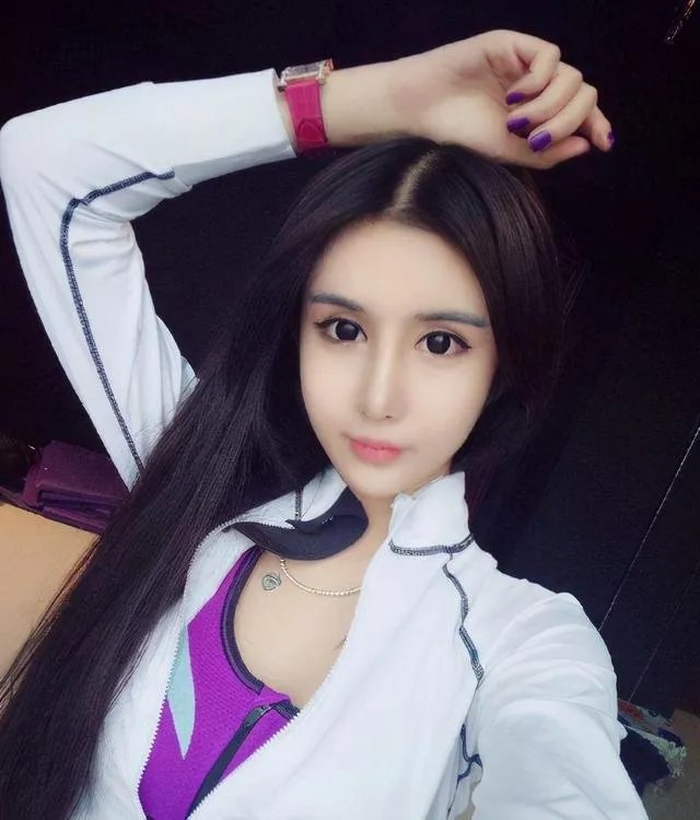 14岁就开始整容成“蛇精脸”,因炫富走红,现在又整成了混血,你怎么看?