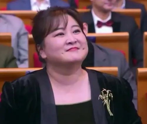 张小斐获金鸡奖最佳女主角，与贾玲深情拥抱，她们之间属于互相成就吗？