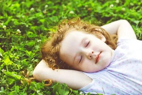 奶奶看到孙子突然出现眼泪一下子流了出来，奶奶和孙子的感情有多深？