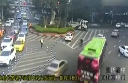 2岁女孩车流中穿梭有没有出现危险情况?
