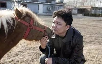 相声界的大佬于谦老实喜欢摇滚,他的摇滚水平怎么样?