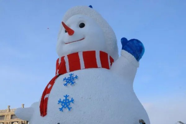 哈尔滨18米高大雪人出圈,这个雪人是咋堆的?会不会在短时内融化掉?