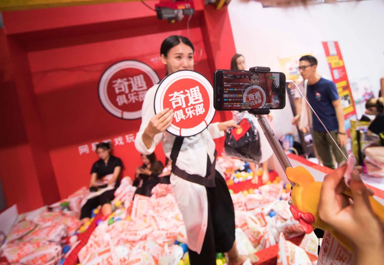 真人娃娃机到底有多好玩？不看SG只求当个娃娃夹走福利