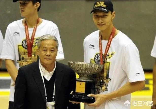 丁彦雨航击败易建联获得常规赛MVP,易建联为啥第一时间送上祝福?