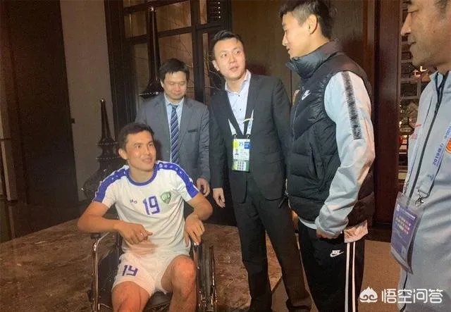 韦世豪背后铲伤对手还骂人,国足输掉比赛更输掉球德,怎么看待这件事情?